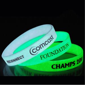 Braccialetti in silicone con stampa serigrafica che si illuminano al buio Cinturino da polso personalizzato con braccialetto sportivo promozionale per adulti numero Pantone Commercio all'ingrosso