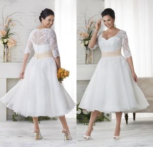 2022 heiße Tee-Länge kurze Hochzeit Brautkleider mit halben Ärmeln V-Ausschnitt bedeckte Knöpfe Applikation Hochzeit Brautkleid Kleid Sexy Design