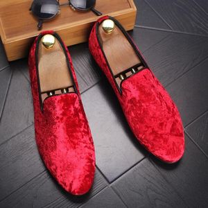 2017 scarpe da uomo in pelle scamosciata stile britannico scarpe da parrucchiere da uomo a punta slip-on scarpe eleganti rosse / nere per uomo festa / matrimonio / ballo di fine anno