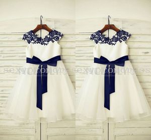 Vit prinsessa marinblå blå spets applique blomma flicka klänningar för bröllop 2016 en linje barn fest klänningar med band sash golv längd