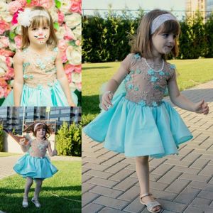 Nackte und blaue Blumenmädchenkleider für die Hochzeit 2018 Flora-Applikationen mit kurzen Ärmeln Mädchen-Festzug-Kleider Knielanges Baby-Partykleid Günstig