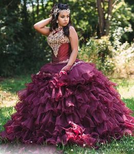 Burgundia Aplikacje Zroszony Dziewczyny Quinceanera Suknie Halter Neck Ruffles Organza 2017 Sweet 16 Debiutantes Party Suknie Custom Made Prom Dress