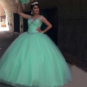 Bedövning Mint Ball Gown Sweet 16 Dress Puffy Crystals Tulle Quinceanera Klänningar Sheer Scoop Neck Ärmlös Full Length Party Gowns Custom