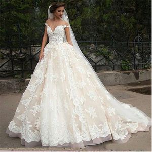 Amazing Puffy Wedding Dress Vit Champagne Elfenbenskula Klänning Sheer Neckline Cap Sleeves Lace Appliques Brudklänningar med domstolståg