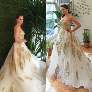 Splendido abito da sposa in oro bianco e champagne. Abiti da sposa colorati senza spalline con scollo a cuore e romantiche applicazioni in pizzo con strascico