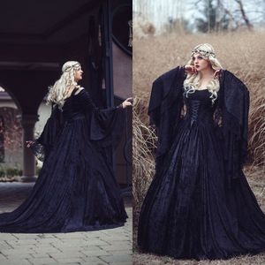 Neu eingetroffene gotische Brautkleider, hochwertige, schwarze, langärmlige mittelalterliche Brautkleider mit voller Spitze, Schnürung am Rücken und Schleppe