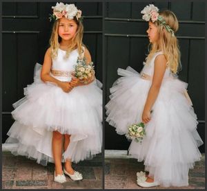 2020 Tiered kjolar Tjejer Klänning Bröllopsslitage Formell Klänning Billiga Vit Tulle Jewel Neck Ärmlös Sashed High Low Flower Girls 'Dresses