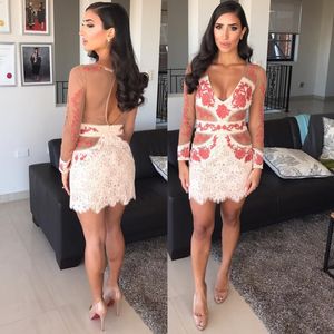 Sexig Långärmad Cocktail Klänningar Öppna Back Scoop Neck Lace Appliqued Sexy Short Prom Klänningar Billiga Mini Evening Dress