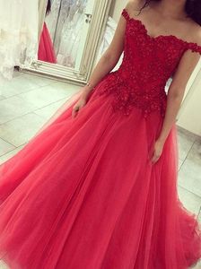 Przyciągający wzrok Czerwona Suknia Balowa Prom Dresses Sexy Sweetheart Off Ramię Backless Suknie Wieczorowe Koronkowe Aplikacje Koraliki Tulle Quinceanera Suknie