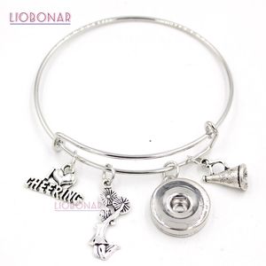 Verstellbarer Armreif mit austauschbarem Druckknopf-Schmuck im Großhandel. Ich liebe jubelndes Megafon-Cheerleader-Druckknopf-Armband für Sport-Cheer-Geschenk