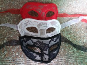 Venezianische geheimnisvolle Brokat-Spitzenmaske für Damen, hübsches venezianisches Kostüm für Bälle, Abschlussball, Karneval, Maskerade, Augenmaskenzubehör (Schwarz, Rot, Weiß).