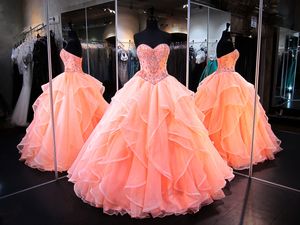 2023 Korallbollklänningar Quinceanera klänning älskling Masquerade Crystal Pärled Corset Organza Ruffles Long Prom Gown Sweet 16 Dress