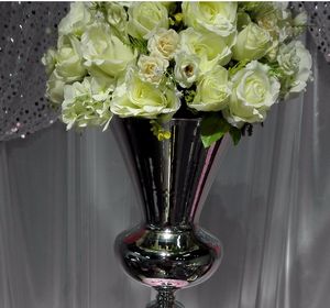 背の高い銀色の結婚式の柱の花の立場、通路の装飾のための花瓶の中心部