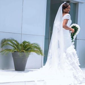 エレガントなオーガンザマーメイドのウェディングドレスオフショルダーキャップスリーブティアードスカートアップリケアフリカの黒い花嫁のウェディングガウン安いブライダルドレス