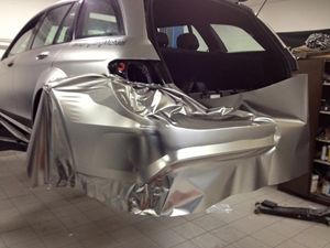 Серебряная атласная хромированная виниловая наклейка автомобиля с пленкой с воздушным пузырьком без автомобиля.