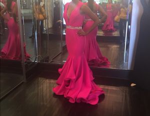 Pink Pink Meerjungfrau Perlen Prom Kleider elegant ärmellose V-Ausschnitt Rüsche Rückenlesses Abendkleid formelle Kleid Fuchsia Besonders Anlass