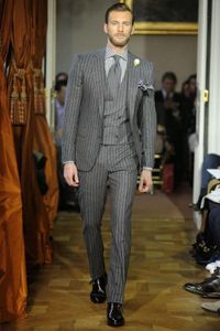 Mode pinstripe mens smal passform bröllop kostym tre stycken brudgum Tuxedos groomsmen formella affärer prom kostymer med slips