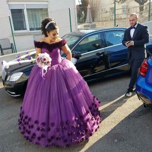 Incredibili abiti da ballo vintage viola da festa con fiori fatti a mano Sexy abito da ballo in tulle gonfio con spalle scoperte Affascinanti abiti eleganti da Quinceanera