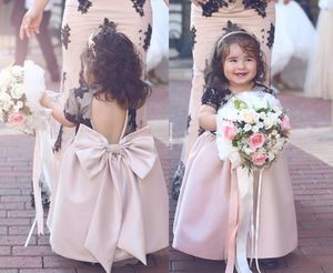 Söt Blush Rosa Baby Pageant Klänningar Med Svart Lace Appliques Öppna Bak Kortärmad Blomma Flicka Klänningar Stor Båge Barn Communion Dress