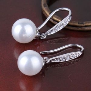 Orecchini pendenti in oro bianco 18 carati con perla incastonata in zaffiro bianco