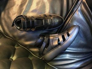 Siyah Ayak Bileği Kısa Gladyatörler Düz Topuklu Hakiki Deri Kesip Erkekler Sandalias Strappy Moccasins Zapatillas Roma Eğlence Sandalet