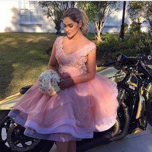 Blush rosa curta dama de honra vestidos profundo v-garganta apliques sem mangas consideravelmente formal vestido para dama de honra 2017 organza vestido festa de casamento