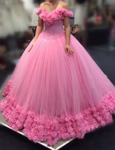 2020 Pinke Quinceanera-Ballkleidkleider, schulterfrei, Flügelärmel, Tüll mit Blumen, lange Sweet-16-Puffy-Kathedralenzug-Party-Abschlussballkleider