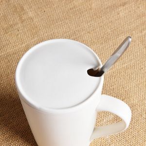 Copa de cerámica Tapa de la tapa de la taza de porcelana blanca 12oz Taza ecológica taza taza Coloque la cuchara en la bebida