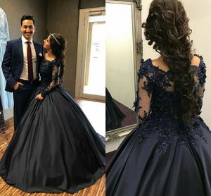 Navy Blue Ball Gown Quinceanera Klänningar Av Skulder Långärmad Applikationer Satin Golv Längd Prom Klänningar Modest Sweet Sixteen Dress