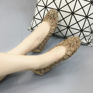 Sıcak! Yüksek kaliteli ucuzluk yeni stil moda kadın oyuk sandalet yumuşak taban ayakkabıları düz topuk sandalet ücretsiz nakliye boyutu 35 ~ 41