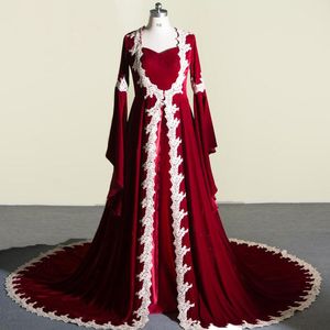 Medeltida Vintage Ivory Lace Appliqued Bourgogne Velvet Bröllopsklänningar med långärmad brudbelägg Gothic Bridal Gowns Custom Made EN10139