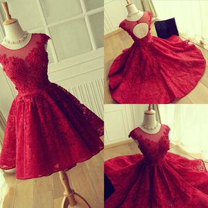 2017 Modest Modest Red Lace Cocktail Vestidos de Jóia Sheer Decote Cap Sleeves Sleeves Curto Partido Vestidos Noite Vestido Aberto Oco Hollow Homecoming Dress