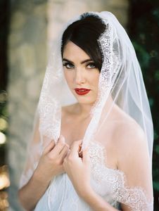 Hot Sell White Ivory Wedding Veil ELBOW LￄNGE LACE KANT EN LAYER MED COMB BRIDAL VEIL 110A