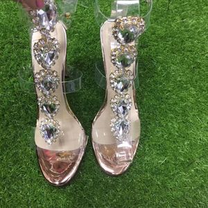 2017 패션 다이아몬드 샌들 라인 스톤 스 터 드 하이힐 여성 검 투 샌들 PVC 여름 신발 여자 크리스탈 웨딩 펌프 버클 샌들