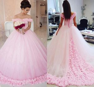 ゴージャスなロングイブニングドレス2019ふくらふれたボールガウンキャップスリーブ手作り花ライトピンクの女性アラビア風のQuinceaneraドレス