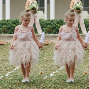 赤面ピンクの羽毛の花の女の子のドレス膝丈幼児のページェントドレスボホの結婚式のビーチリトルベイビードレス
