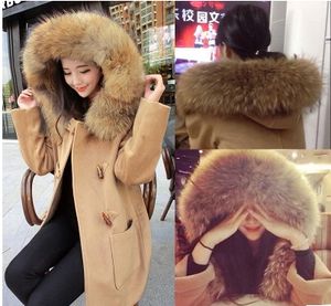 Kvinnors Varm Real Raccoon Fur Collar Hooded Camel Färg Lösa Horn Knappar Långärmad Medium Lång Ull Woolen Coat Casacos Plus Storlek Top