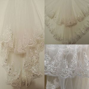 Kort bröllopslöja med kam 1,5 meter Brudslöja med Sequin Lace Appliques Billiga Bridal Tillbehör