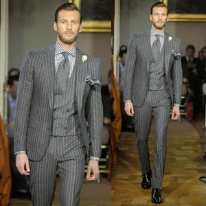 Ny design Grå Stripe Groom Tuxedos Groomsmen Bästa Man Passar Mens Bröllop Blazer Passar (Jacka + Byxor + Vest + Tie) Nr: 589