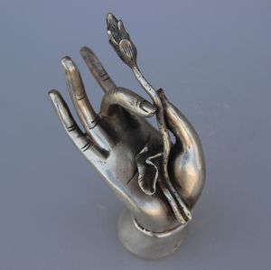 Samling tibetansk silver kwan-yin hand som håller lotus staty