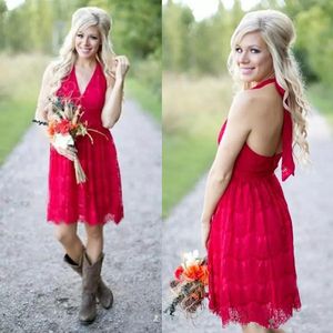 2017 Sexig röd spets halter kort land brudtärna klänningar Casual billig Backless Maid of Honor Wedding Party Dress Custom Made EN4063