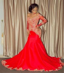Röd av axlarna Långärmade Prom Klänningar Lace Appliqued Beaded Sequins Mermaid Evening Gowns Sleeves Count Train African Party Dress