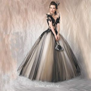 高品質のエレガントなロングゴシックのウェディングドレス新しいデザインチュールアップリケ女性ブライダルドレスプラスサイズ