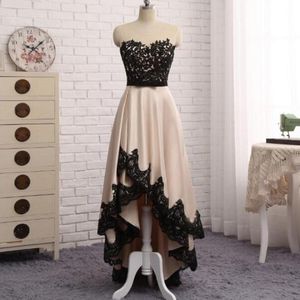 Formalne sukienki wieczorem nosić asymetryczne wysokie niskie wieczorowe suknie Sheer Neck Black Lace Aplikacje Zipper Powrót Prom Dresses