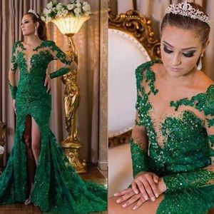 Luxury Emerald Green Arabic Evening Dress Sheer Jewel Neck Beaded Lace Appliques Illusion Långärmad Kristaller Front Split Prom Crow