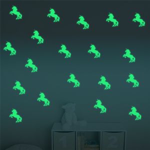 10st / set Färgglada Lysande Hem Glöd i Dark Unicorn Animal Shape Wall Stickers Dekal för barn Baby Rooms Hallowmas Fluorescerande klistermärke