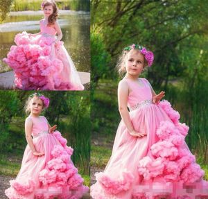 Ausgefallene schöne rosa Blumenmädchenkleider, ärmellose Juwelenkleider für kleine Mädchen zur Hochzeit mit wolkenförmigem Spitzenschößchen, maßgeschneidertes Partykleid