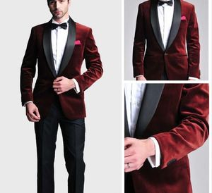 Fashionable Groom Tuxedos Groomsmen One Button Mörk Röd Velvet Shawl Lapel Best Man Suit Bröllop Mäns Blazer-kostymer (Jacka + Byxor + Tie) K335