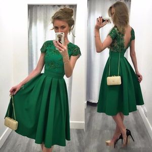 Hot Sale 2017 Green A Line Bridesmaid Dresses Kortärmad Juvel Neck Sexig Baklösa Bröllopsfestklänningar Ruffle Tea Length Robe de Soiree