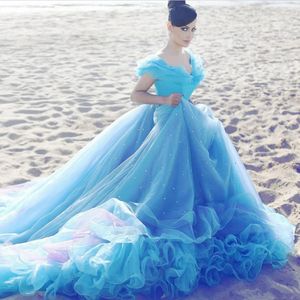 Hellblaue Cinderella-Hochzeitskleider, günstiges Kristall-Ballkleid, schulterfreies Brautkleid mit Perlen und Hofschleppe